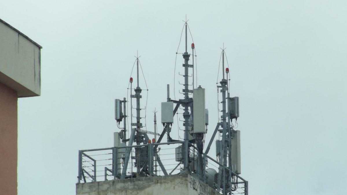 Antenas de telefonia móvel 4G e 5G instaladas no topo de um prédio residencial