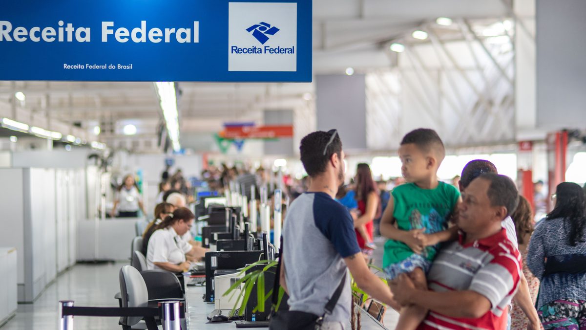 Atendimento da Receita Federal no Poupatempo Itaquera, em São Paulo, com cidadãos no balcão
