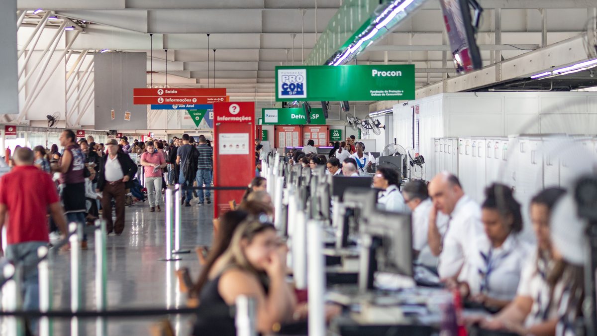 Consumidores esperam atendimento no balcão do Procon-SP dentro do Poupatempo Itaquera, em São Paulo