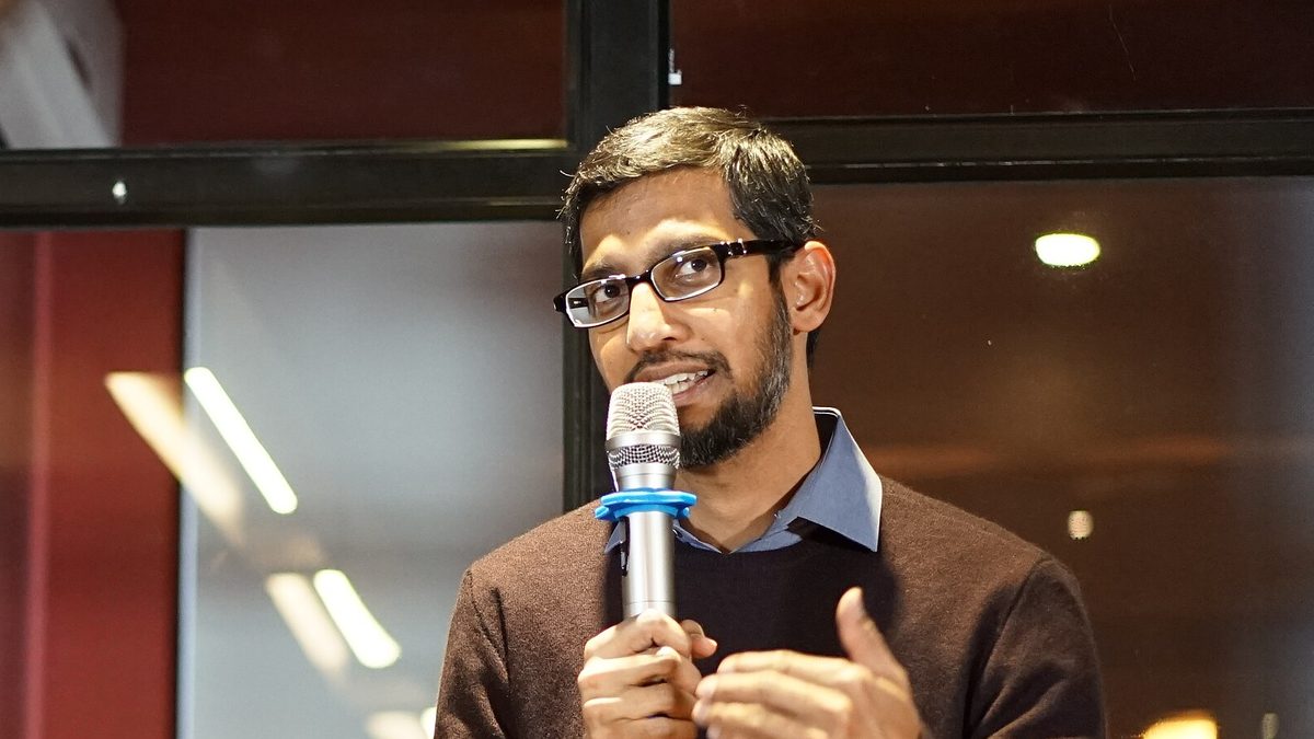 Sundar Pichai, presidente-executivo do Google, responde a perguntas em encontro em Hanói, no Vietnã, em dezembro de 2015