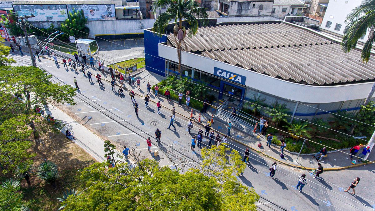 Vista do alto de fila de clientes do lado de fora de uma agência da Caixa em Itapevi (SP), em maio de 2020