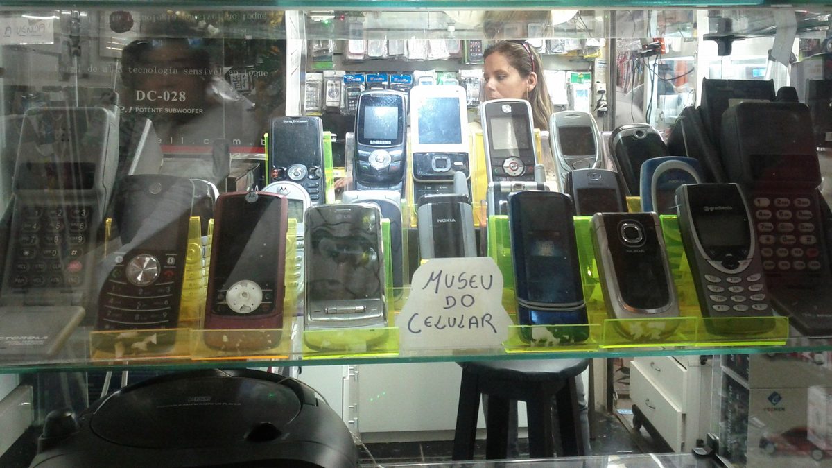 Vitrine de loja com celulares antigos de várias marcas na Feira dos Importados, em Brasília
