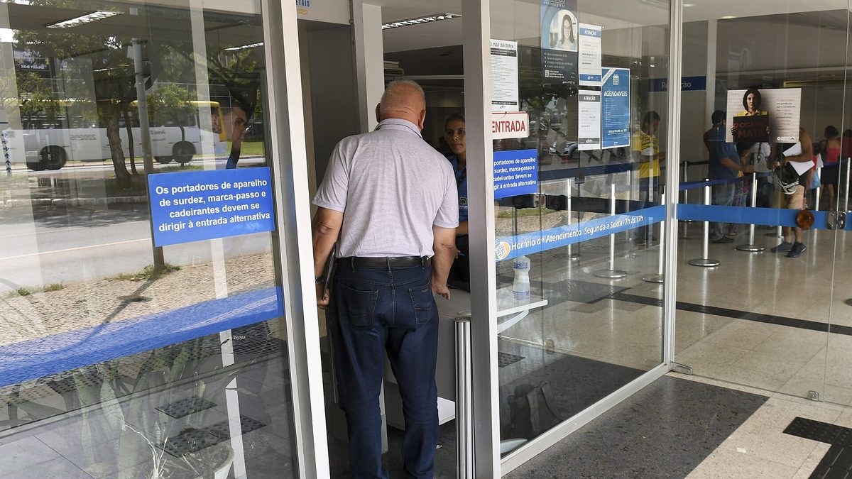Homem entra numa agência do INSS, em Brasília