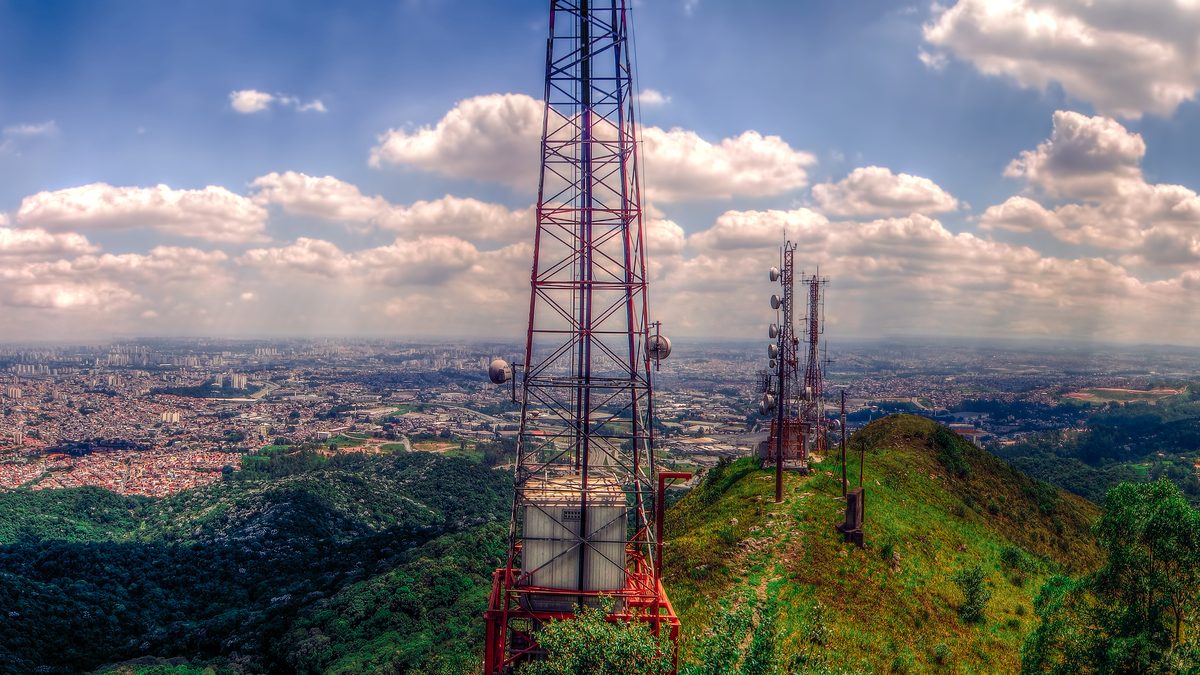 Torres de antenas de telecomunicação no Pico do Jaraguá, em São Paulo, com a cidade ao fundo