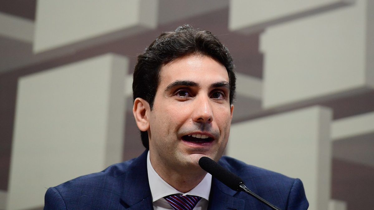 Gabriel Galípolo, presidente do Banco Central, fala ao microfone em audiência pública no Senado em abril de 2025