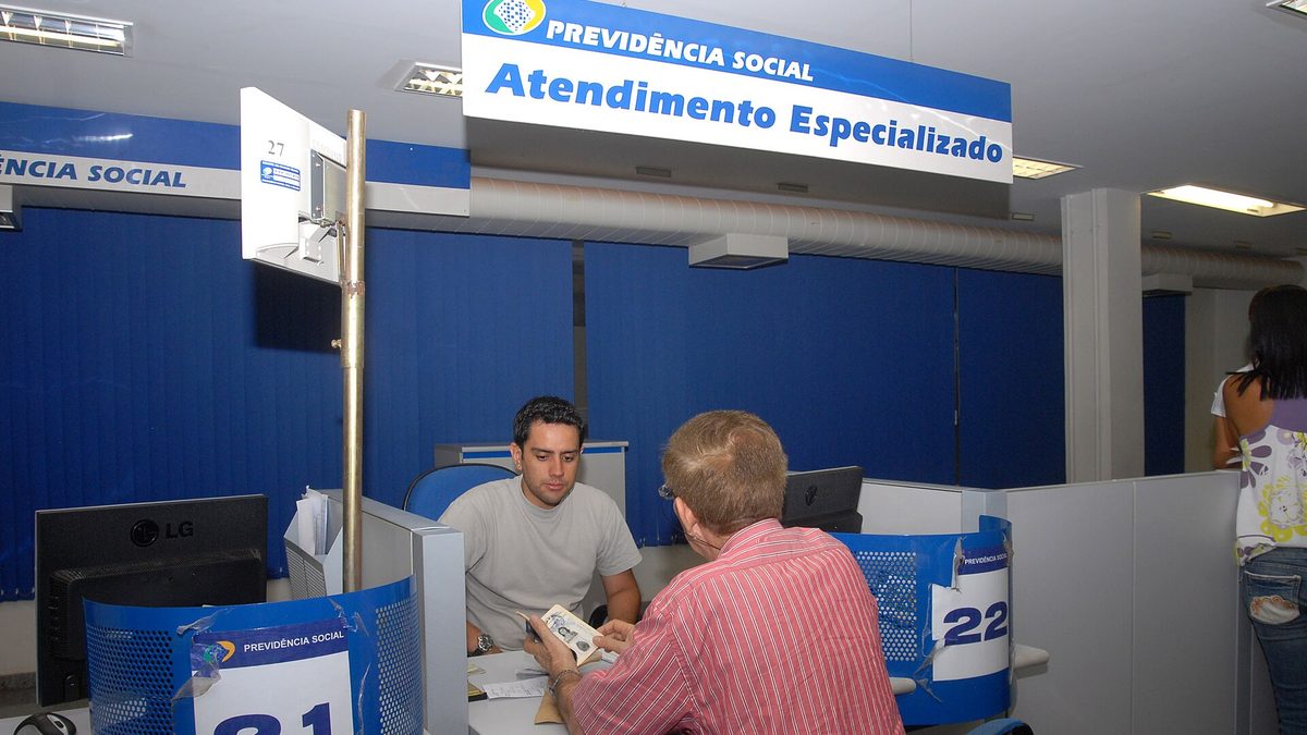 Segurado é atendido no guichê de atendimento especializado de uma agência da Previdência Social, em Brasília