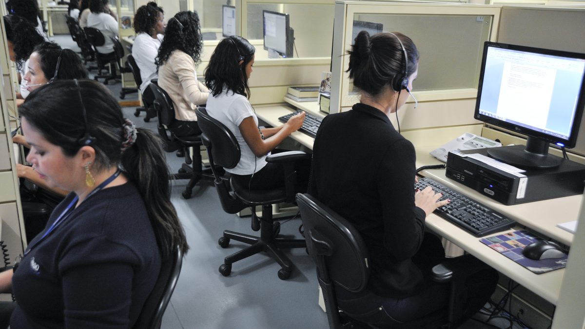 Atendentes com fones de ouvido trabalham na central telefônica 0800 do Senado Federal (Alô Senado), em Brasília, em 2014