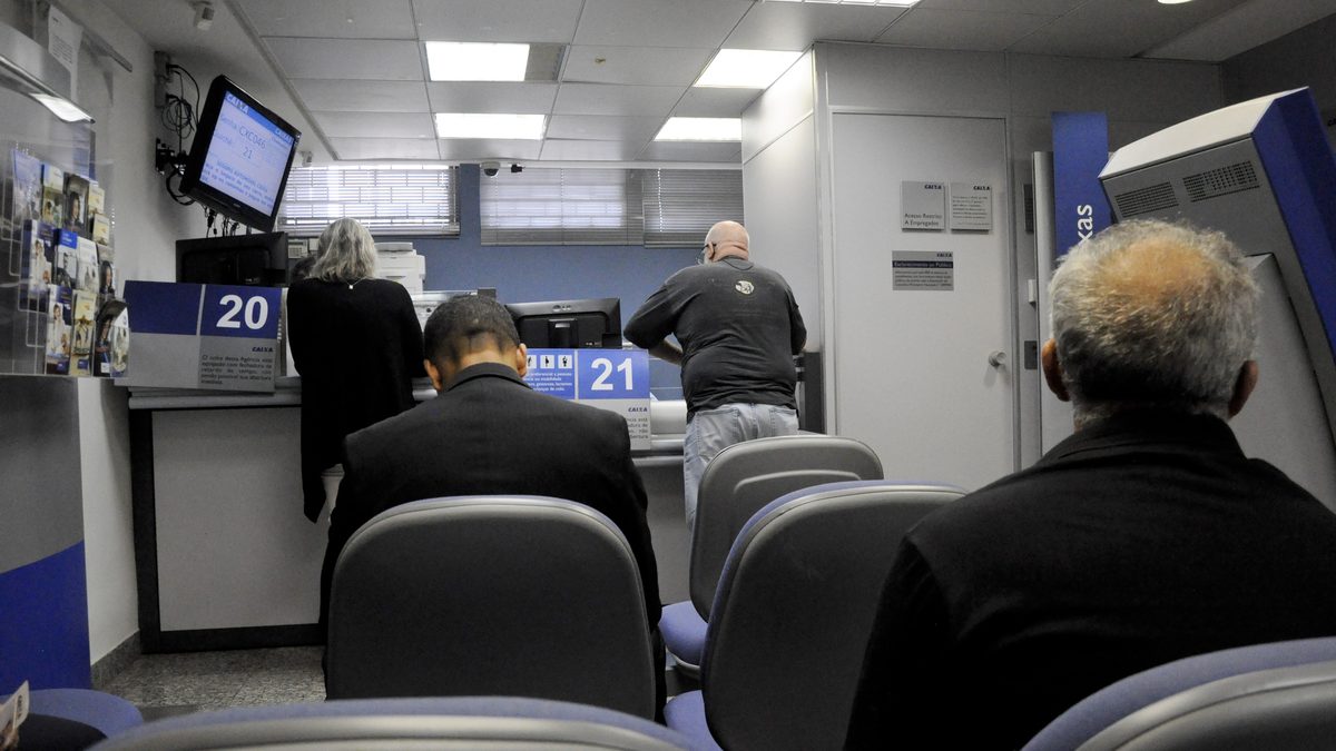 Clientes são atendidos no caixa de uma agência bancária dentro do Senado, em Brasília