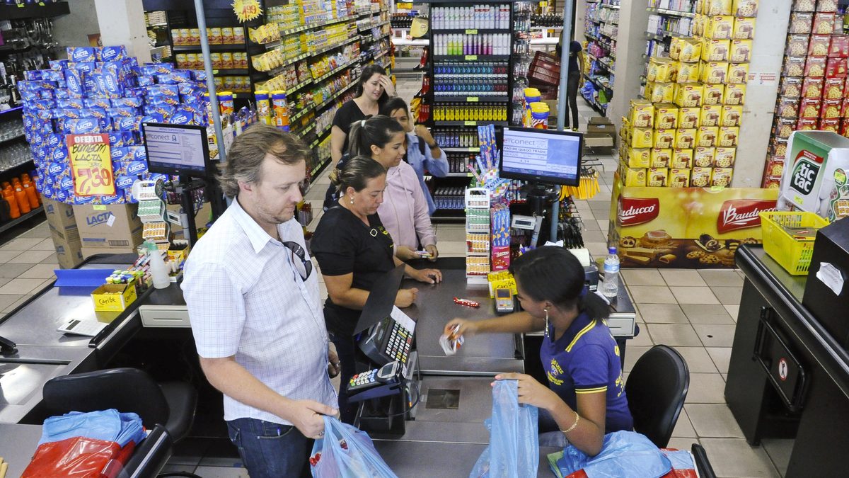 Clientes pagam as compras no caixa de um supermercado em Planaltina (DF)