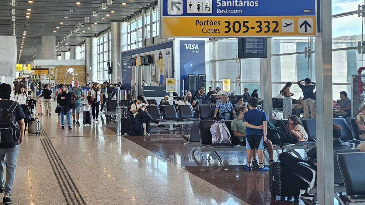 Passageiros com malas no saguão de embarque do Terminal 3 do Aeroporto de Guarulhos, em 2025