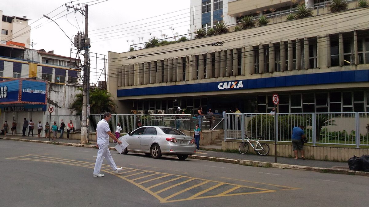 Clientes na frente de uma agência da Caixa em Viçosa (MG)