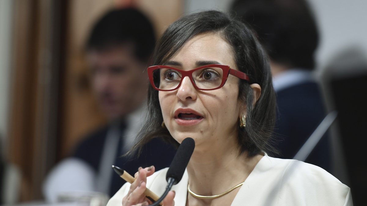 Izabela Correa, indicada a diretora do Banco Central, responde a senadores na sabatina da Comissão de Assuntos Econômicos, em dezembro de 2024